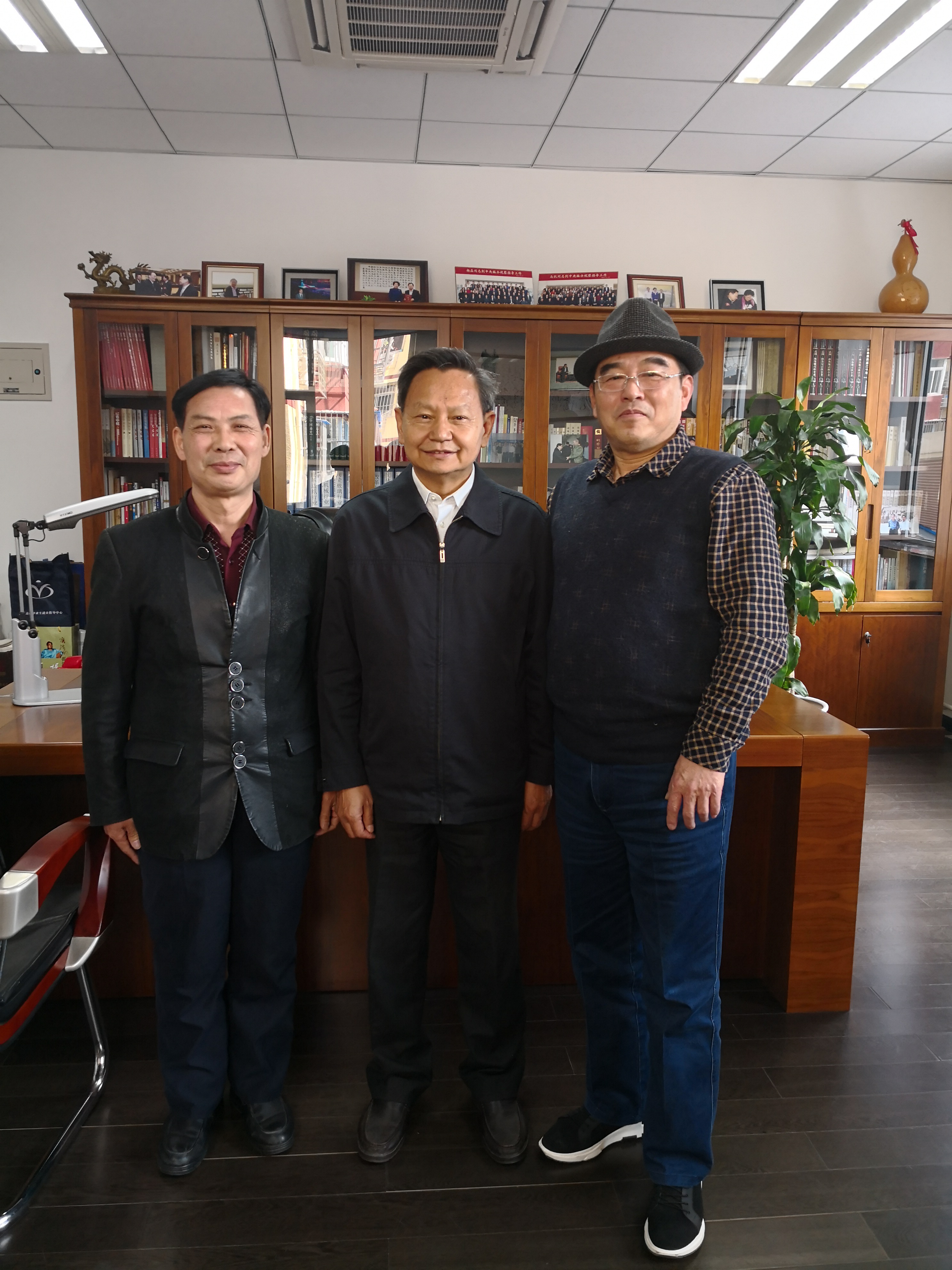 Company founder Yi Xianzao, along with Zhang Chonghe (center), President of China Light Industry Federation, and Liu Xiaoming (right), President of Hunan Light Industry Federation