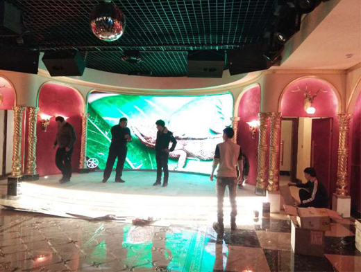 世纪百盛酒店12.6平方米室内P4内孤LED显示屏 (2).jpg